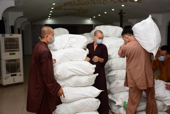 Chùa Hoằng Pháp: Tiếp tục hỗ trợ người dân khó khăn trong đại dịch Covid (đợt 8)